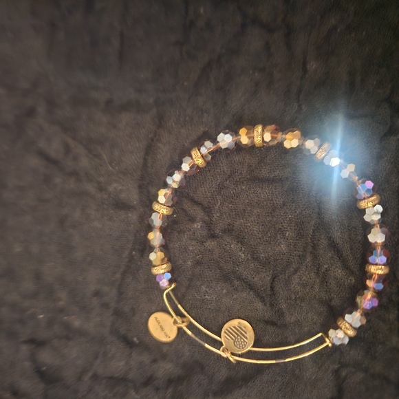Elegant Gold Beaded Bracelet - Picture 1 of 3